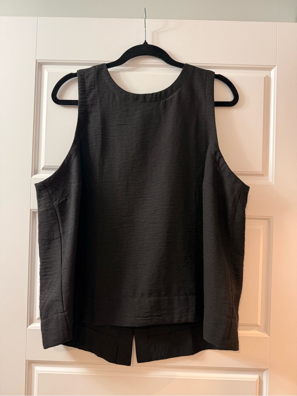 Reitmans Black Sleeveless Tank with Buttoned Back